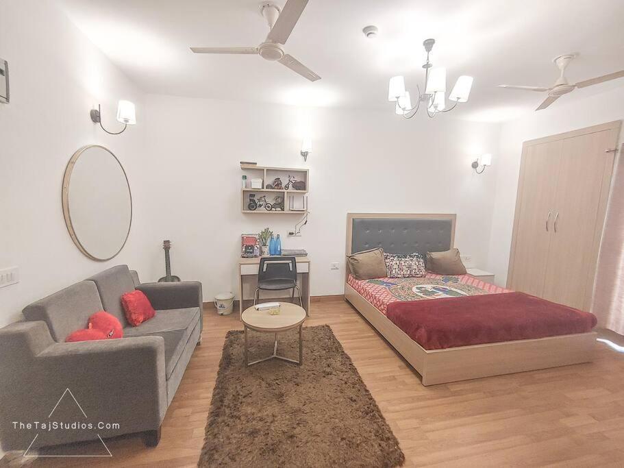 Top Luxury & Couple Friendly Stay Gp By Taj Suites & Studios #New Year Party & Stay Noida Kültér fotó