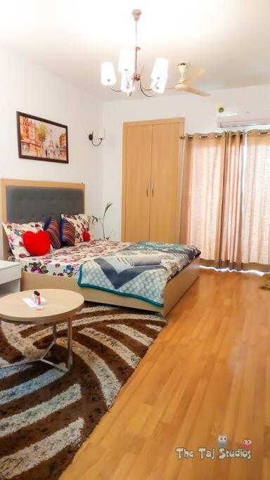 Top Luxury & Couple Friendly Stay Gp By Taj Suites & Studios #New Year Party & Stay Noida Kültér fotó