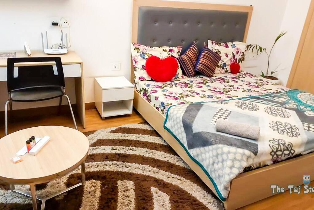 Top Luxury & Couple Friendly Stay Gp By Taj Suites & Studios #New Year Party & Stay Noida Kültér fotó