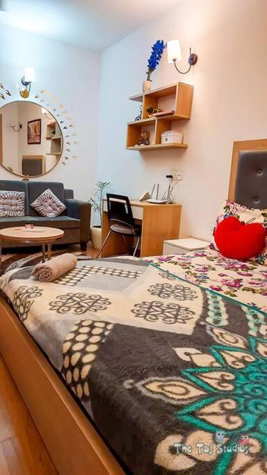 Top Luxury & Couple Friendly Stay Gp By Taj Suites & Studios #New Year Party & Stay Noida Kültér fotó