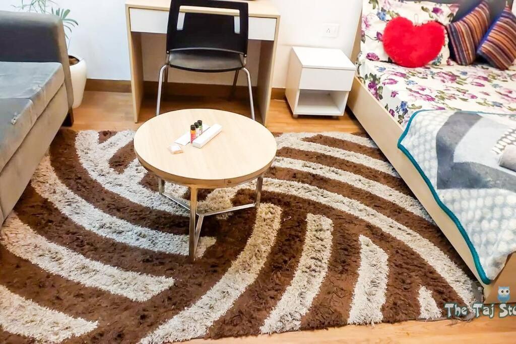 Top Luxury & Couple Friendly Stay Gp By Taj Suites & Studios #New Year Party & Stay Noida Kültér fotó