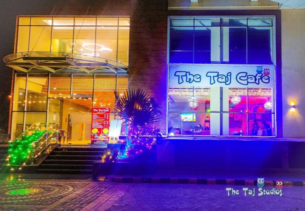 Top Luxury & Couple Friendly Stay Gp By Taj Suites & Studios #New Year Party & Stay Noida Kültér fotó