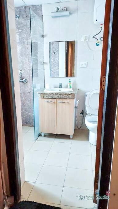 Top Luxury & Couple Friendly Stay Gp By Taj Suites & Studios #New Year Party & Stay Noida Kültér fotó