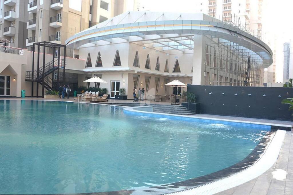 Top Luxury & Couple Friendly Stay Gp By Taj Suites & Studios #New Year Party & Stay Noida Kültér fotó